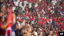 Tifozët serbë gjatë ndeshjes së Serbisë kundër Sllovenisë në Euro 2024, Munih, Gjermani, 20 qershor 2024.