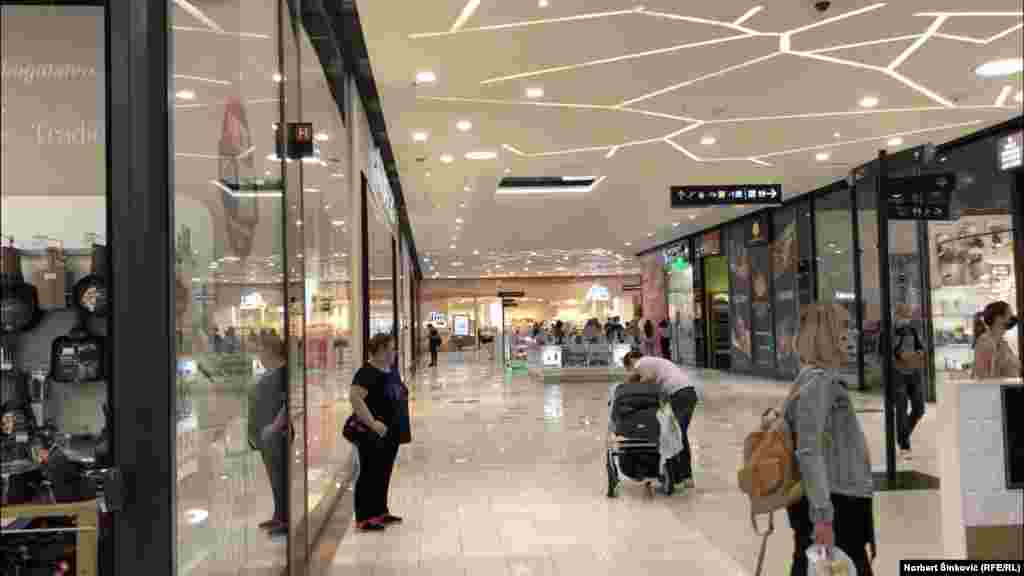 U Srbiji su dostupne četiri vakcine: američko-nemačkog proizvođača Fajzer/Biontek, ruski Sputnjik V, kineski Sinofarm i AstraZeneka. 