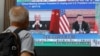 Un bărbat din Hong Kong urmărește, pe un ecran din Hong Kong, știrile despre convorbirea dintre Joe Biden și Xi Jinping. A fost a cincea discuție a celo doi în calitate de președinți și prima după cea din martie, de la scurt timp după invazia Rusiei în Ucraina.