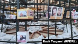 პარლამენტის შენობის წინ თბილისის მერია ნაძვის ხეს აწყობს.