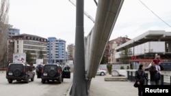 Most u Mitrovici koji razdvaja grad na severni i južni deo