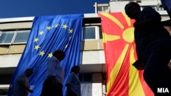 Знамињата на Македонија и на ЕУ