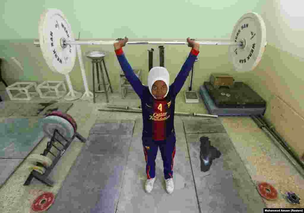 Irak - Prva iračka žena članica tima za dizanje tegova na pripremama za azijski šampionat, Bagdad, 28. april 2013. Foto: REUTERS / Mohammed Ameen