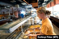 Levest szednek a székesfehérvári Albapark étteremben, 2011-ben