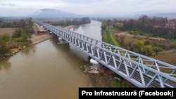 În imgine, trecere de cale ferată, peste râu, între Gurasada și Simeria, pe coridorul pan-european IV.