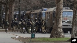 Руски военни в Херсон през март, когато окупираха града.