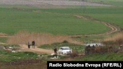 Архивска фотографија: Полицијата врши увид на местото каде што беа убиени пет момчиња во близина на Смилковското Езеро кај Скопје.