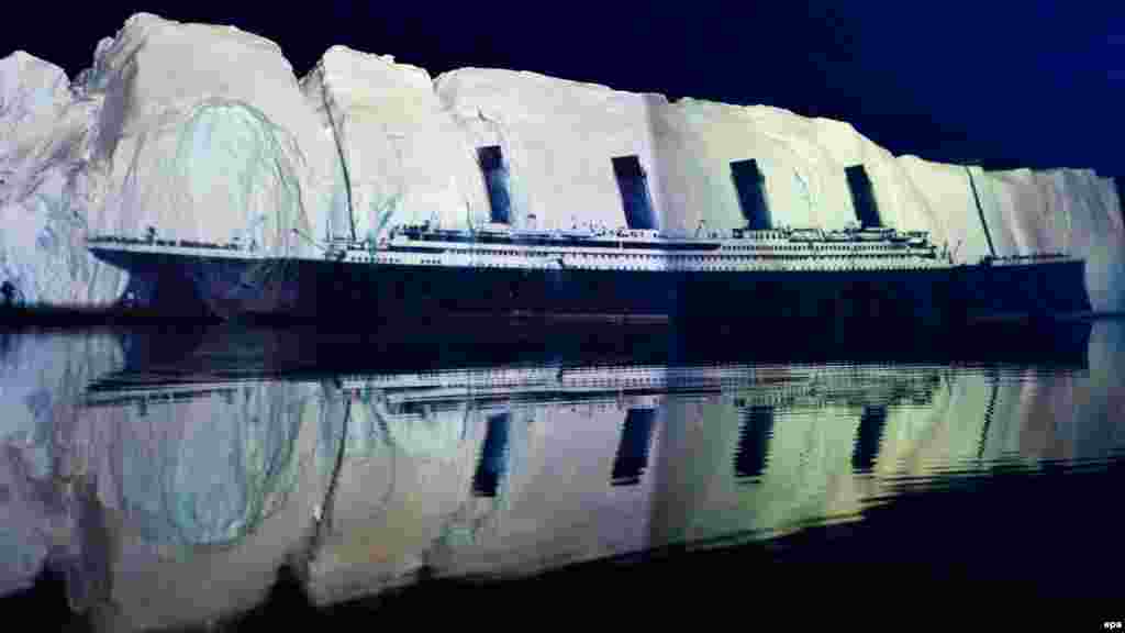 Slika &quot;Titanica&quot; je projicirana na 50 metara dugu santu leda blizu obale Grenlanda 13. aprila 2012. Autor projekta &scaron;vicarski umjestnik sa svjetlom Gerry Hofstetter.
