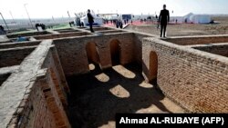 Snage sigurnosti na zidu "Kuće Abrahamove", u historijskom gradu Ur, na jugu Iraka, tokom posjete papa Franje, 6. mart, 2021.