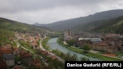 Sve vreme pod tepih guramo različite probleme u međuetničkim sredinama, naglašava politikolog Fahrudin Kladničanin (na fotografiji: panorama Priboja, 2016.)