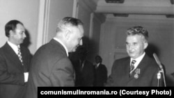 1975. Ceaușescu este decorat de ambasadorul URSS. Sursa: comunismulinromania.ro (MNIR)