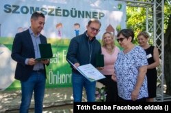 Horváth Csaba MSZP-s polgármester és Tóth Csaba MSZP-s országgyűlési képviselő átadnak