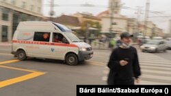 Mentőautó a Kálvin téren a koronavírus-járvány alatt