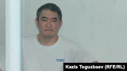 Искандер Еримбетов за стеклянной перегородкой в зале суда. Алматы, 14 июня 2018 года.