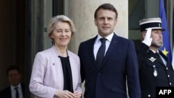 Președintele Franței, Emmanuel Macron, și președinta Comisiei Europene, Ursula von der Leyen, la summitul informal de la Paris unde s-a discutat situația din Ucraina și securitatea europeană. 