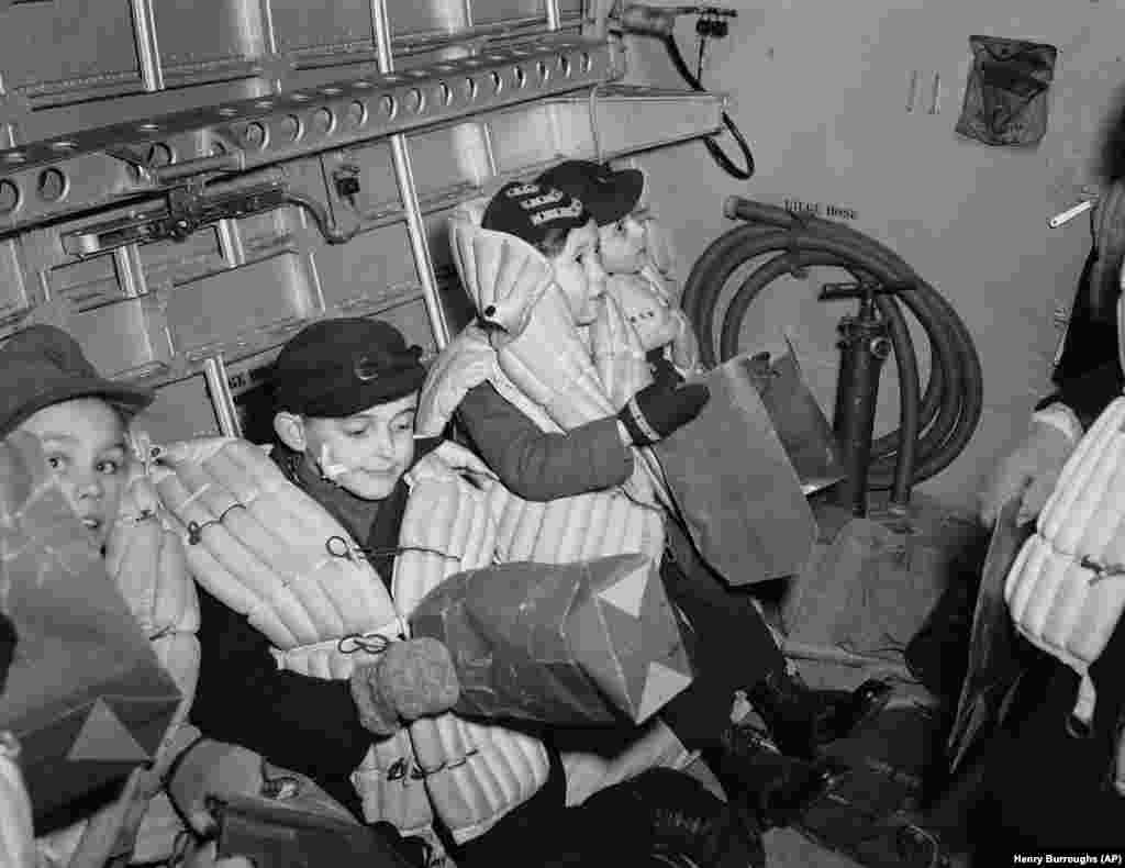 Деца на борда на &quot;Съндърланд&quot; преди отлитане на 25 ноември, 1948 г. Тези самолети летят до британската окупационна зона до края на съветската блокада. Те осъществяват програма за спасяване на бездомни деца в студените месеци. Над 200 деца са отведени от Западен Берлин за два месеца.&nbsp;