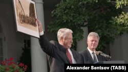 Борис Ельцин и Билл Клинтон на мероприятии в честь 50-летия встречи на Эльбе советских и американских солдат, США, 1995 год