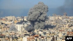 Чад над населбата Харет Хреик во јужните предградија на Бејрут по воздушните напади на израелската армија, 16.11.2024. 