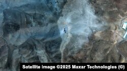 Входные отверстия от противобункерных авиабомб в районе подземного завода по обогащению урана в Фордо, фрагмент спутникового снимка Maxar Technologies