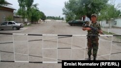Кыргызстанский пограничник на границе с Узбекистаном. Архивное фото.