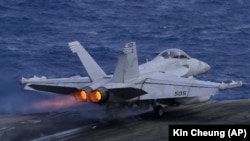 Изтребител излита от кораб самолетоносач. Снимката е илюстративна. 