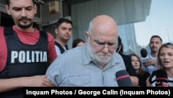 Fostul profesor SNSPA, sociologul Alfred Bulai, după reținerea de 24 de ore ordonată miercuri de procurori. 