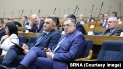 Milorad Dodik, bivši predsjednik RS i neustavno imenovani mandatar Savo Minić (lijevo) na sjednici Skupštine RS, Banjaluka, 2. septembar