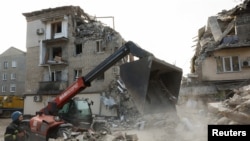 Stambena zgrada u mestu Selidove na istou Ukrajine posle ruskog raketnog napada, 15. novembar 2023.