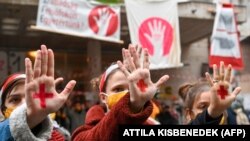 Demonstráló SZFE-s diákok az egyetem épülete előtt 2020. november 11-én, az egyetemfoglalás végén