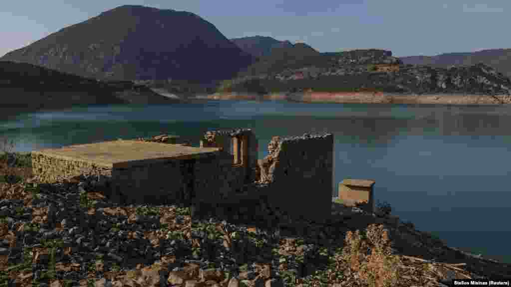 Selo Kalio je namjerno potopljeno 1980. godine, u sklopu projekta stvaranja vještačkog jezera Mornos, koje bi zadovoljilo rastuće potrebe glavnog grada Atine, udaljene oko 200 km.