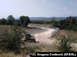 Kako se vidi na licu mesta, na granici kod sela Miratovac koje se nalazi u pograničnom području, radovi su i dalje u toku, a radnici postavljaju žičanu konstrukciju