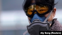 Žena sa maskom u podzemnoj u Šangaju, Kina, 13 februar 2020.