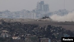 Un tanc israelian face manevre în apropierea orașului Gaza - 16 august 2025.