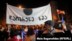 სადავო საპარლამენტო არჩევნების შემდეგ დაწყებულ პროევროპულ პროტესტს "ქართულმა ოცნებამ" "რეპრესიული კანონმდებლობა" და პოლიტიკური ოპონენტებისა და აქტივისტების ციხეში იზოლაცია დაუპირისპირა.