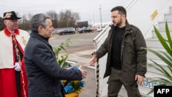 Ministrul elvețian de Externe, Ignazio Cassis, îl primește pe liderul ucrainean Volodimir Zelenski pe aeroportul din Zürich, inima comercială a Elveției, 15 ianuarie 2024.