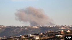 Kjo fotografi është realizuar nga jugu i Libanit dhe shfaq tymin pas një sulmi ajror në fshatrat izraelite pranë kufirit mes Libanit dhe Izraelit. 3 dhjetor 2023.