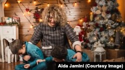 Aida Jamini me dy djemtë e saj.