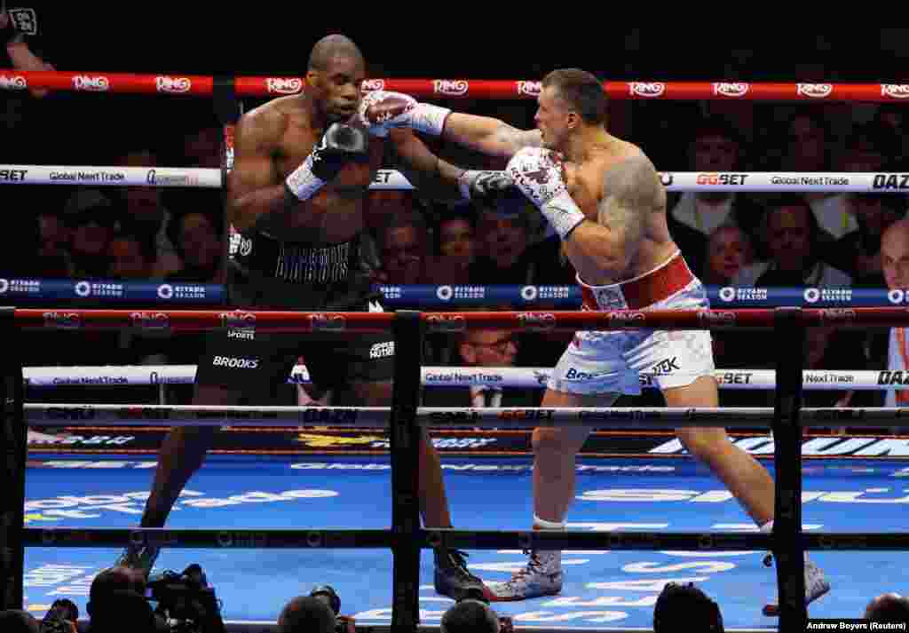Украинский боксер Александр Усик стал абсолютным чемпионом мира в супертяжёлом весе. Александр Усик в бою против Даниэля Дюбуа, 19 июля 2025 года. Reuters/Andrew Boyers 