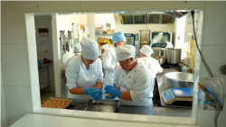 (Video) Tânărul cu Sindromul Down care nu a ieșit din curte 24 de ani, iar acum lucrează la o cantină socială