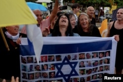 Familjarët e pengjeve izraelite duke festuar në Tel Aviv, pas lajmit për marrëveshjen mes Izraelit dhe Hamasit për armëpushim dhe lirim të pengjeve, 9 tetor.