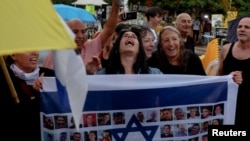 Familjarët e pengjeve izraelite duke festuar në Tel Aviv, pas lajmit për marrëveshjen mes Izraelit dhe Hamasit për armëpushim dhe lirim të pengjeve, 9 tetor.
