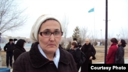 Нурсулу Отарбаева на акции протеста в поддержку бастующих нефтяников. Жанаозен, 15 марта 2010 года.