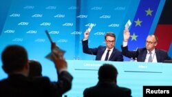 Viitorul cancelar german, Friedrich Merz, votând pentru lista miniștrilor conservatori trimiși de partidul său (CDU) în viitorul cabinet de coaliție, Berlin, 28 aprilie 2025