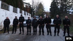 Полицаи от Столичната дирекция на вътрешните работи блокират пътя към т.нар. "сараи" на ул. "Беловодски път" в Бояна, 12 април 2025 г.