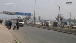 Civili u kolonama napuštaju Idlib