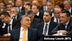 Viktor Orban și colegi din Fidesz la ședința inaugurală a parlamentului de la Budapesta, 6 mai 2014