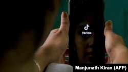 TikTok je na meti kritičara koji kažu da bi kineska vlada preko ove aplikacije mogla da pristupi podacima korisnika, kao što su istorija pregledavanja i lokacija.