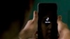 Kineska aplikacija TikTok na mobitelu u Bangaloreu 30. juna 2020. Indija je zabranila TikTok i desetine drugih kineskih aplikacija kao što je aplikacija za razmenu poruka WeChat 2020. godine zbog zabrinutosti za privatnost i bezbednost.