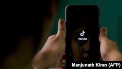 Kineska aplikacija TikTok na mobitelu u Bangaloreu 30. juna 2020. Indija je zabranila TikTok i desetine drugih kineskih aplikacija kao što je aplikacija za razmenu poruka WeChat 2020. godine zbog zabrinutosti za privatnost i bezbednost.