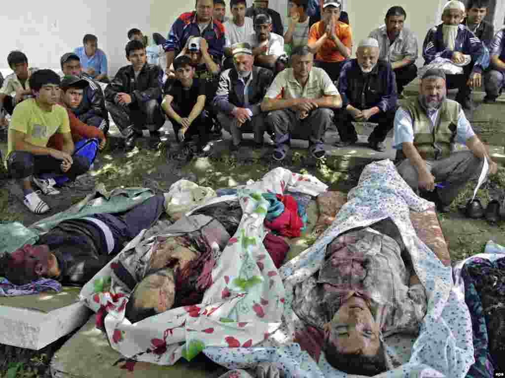 Strahuje se da je broj žrtava veći od 170, sudeći prema izjavama očevidaca koji su agenciji Frans press rekli da su na putu do granice vidjeli tijela mrtvih, kao i da na ulicama Osha leže mrtvi. Foto: EPA / Igor Kovalenko 